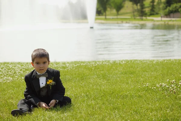 Pequeño niño se sienta y espera — Foto de Stock