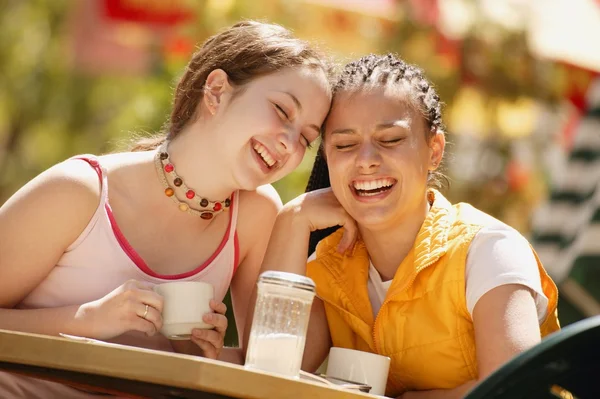 Twee meisjes met koffie samen — Stockfoto