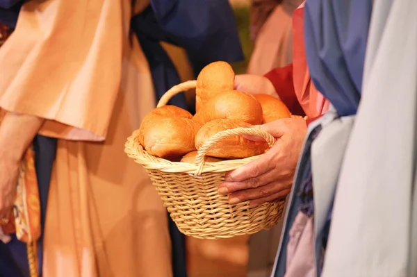 Cesta com pães — Fotografia de Stock