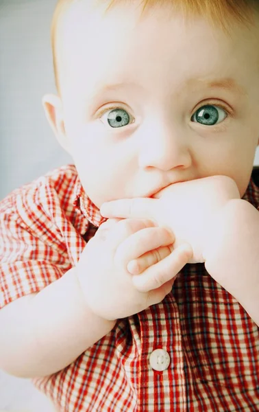 Baby in rode plaid shirt — Stockfoto