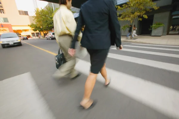 Biznesmeni przejść przez ulicę — Zdjęcie stockowe
