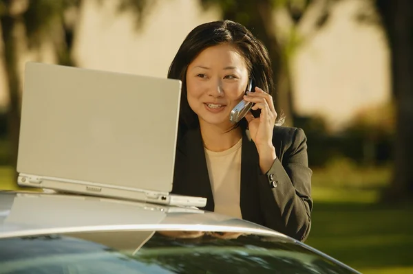 Zakenvrouw gesprekken op mobiele telefoon — Stockfoto