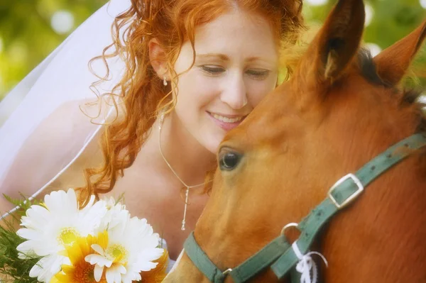 Bride And A Horse — Stock Photo, Image