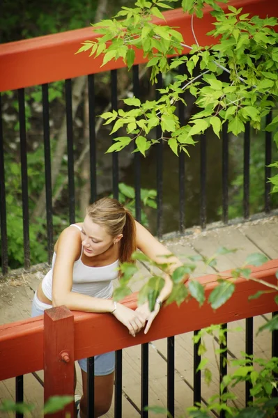 Donna si rilassa su un ponte — Foto Stock