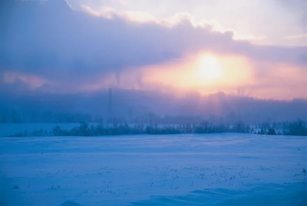 Solnedgång genom moln i vinter — Stockfoto