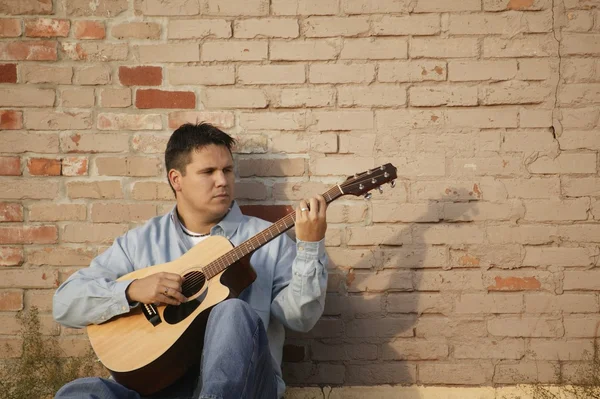 El hombre toca la guitarra —  Fotos de Stock