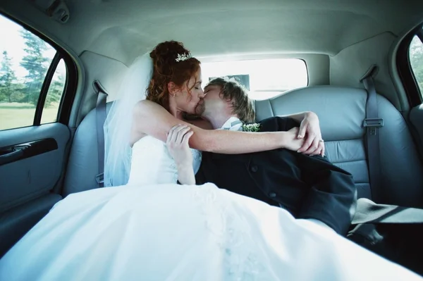 Couple baisers dans la voiture — Photo