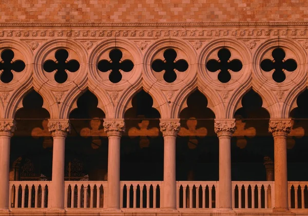 Fassade des Dogenpalastes in warmen Tönen Venedig Italien — Stockfoto