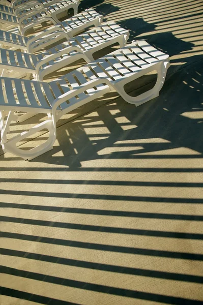 Stoelen in de zon — Stockfoto