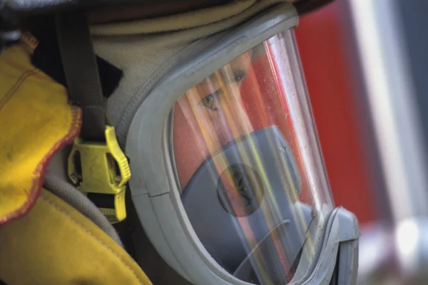 Brandweerman met masker op — Stockfoto