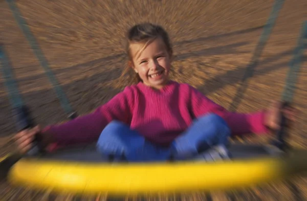 Menina no parque infantil passeio — Fotografia de Stock