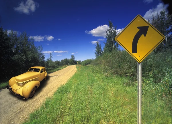 Automóvel vintage na estrada de cascalho — Fotografia de Stock