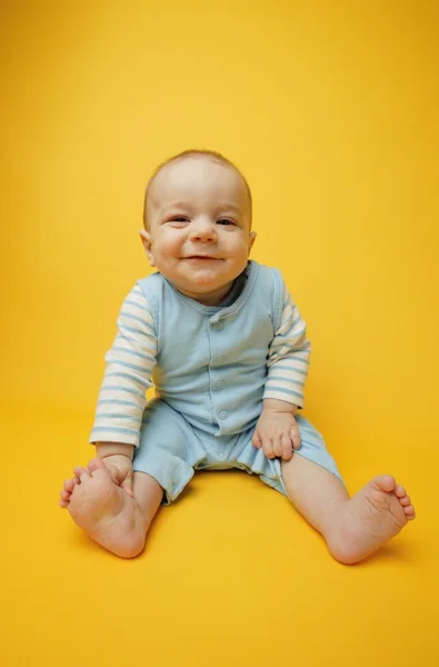 Baby auf dem Boden sitzend — Stockfoto