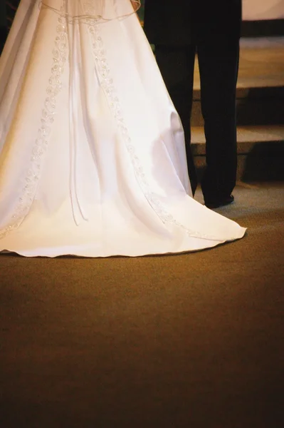 Novia y novio en el altar — Foto de Stock