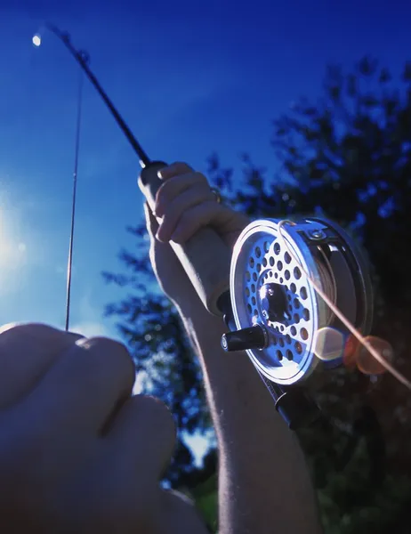 Homem segurando haste de pesca — Fotografia de Stock