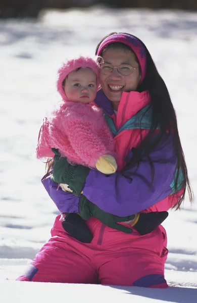 母亲和女儿的外面，在冬季 — 图库照片