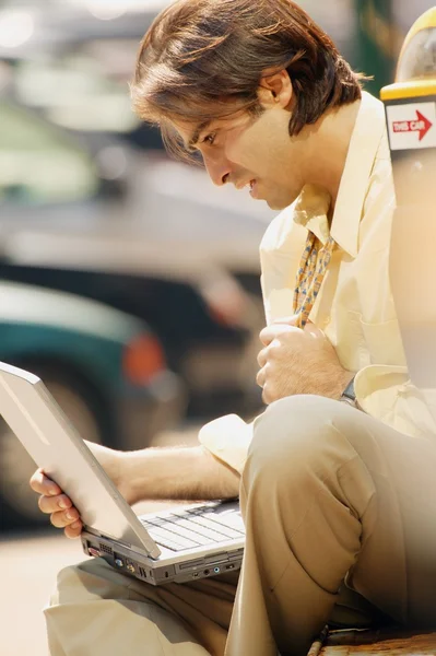 Man aan het werk op schoot top computer — Stockfoto