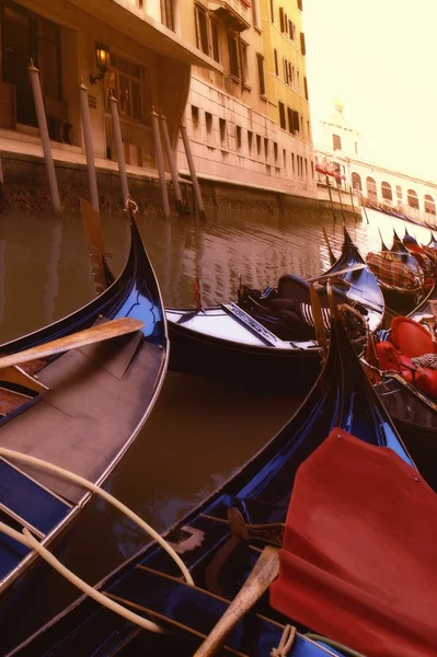 Gondels in het kanaal Venetië Italië — Stockfoto