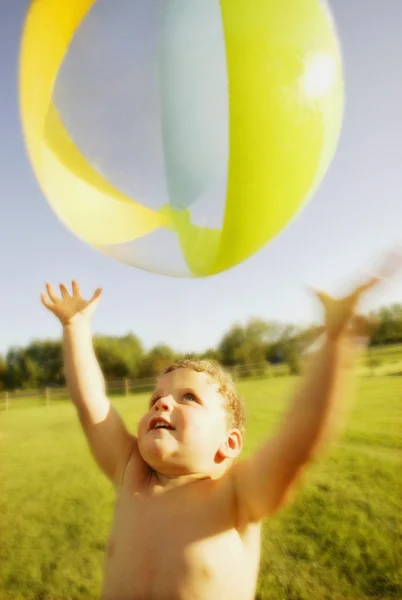 Bambino gioca con una palla — Foto Stock