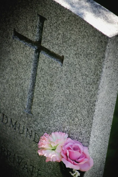 Flowers On A Tombstone — Stock Photo, Image