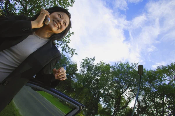 Vrouw heeft gesprek op mobiele telefoon — Stockfoto