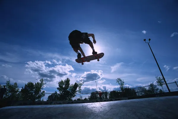 Скейтбордист в скейт-парке — стоковое фото