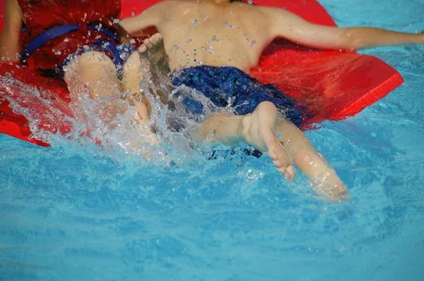 Duas crianças salpicam na piscina — Fotografia de Stock