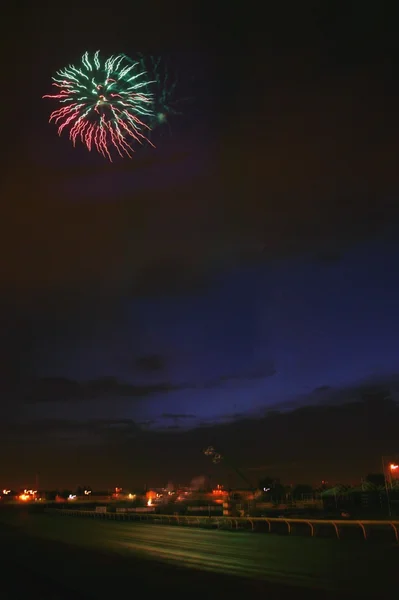 Fuegos artificiales de colores en el cielo — Foto de Stock