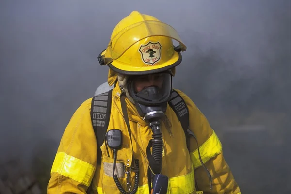 Пожарный перед дымом — стоковое фото