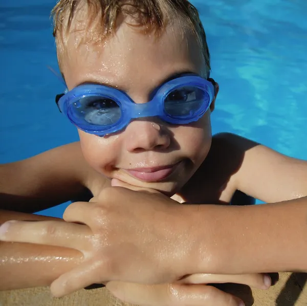 Niño en la piscina —  Fotos de Stock