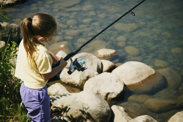 Pêche d'enfant sur une plage — Photo