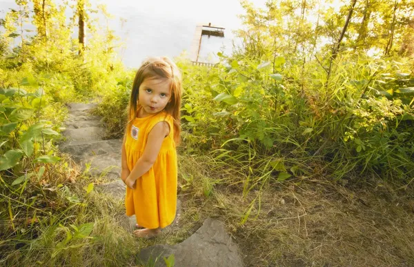Girl Stands On A Path — Stock Photo, Image