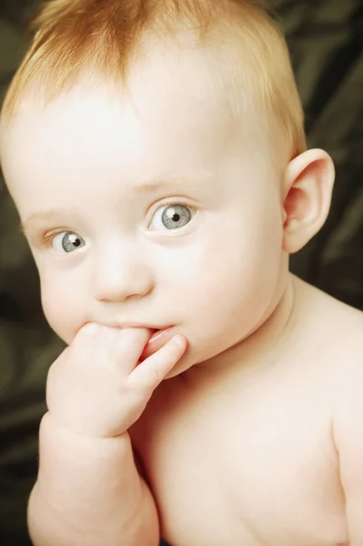 Bambino masticando sulle dita — Foto Stock