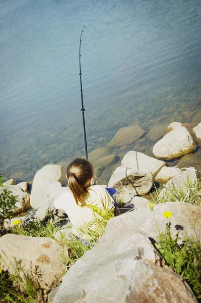 Pesca infantil em uma praia — Fotografia de Stock