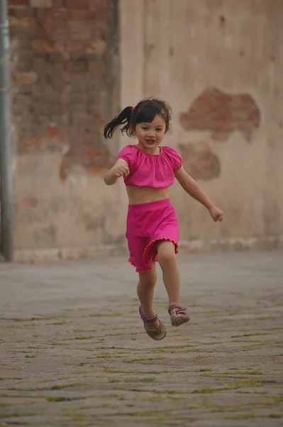 Girl Running Through Street — Stock Photo, Image