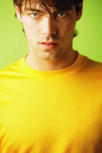 Hombre con camisa amarilla — Foto de Stock