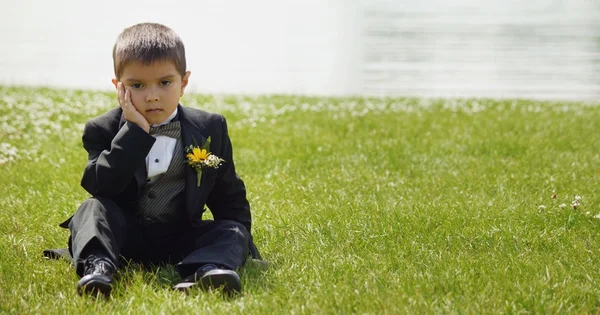 Pequeño niño se sienta y espera — Foto de Stock