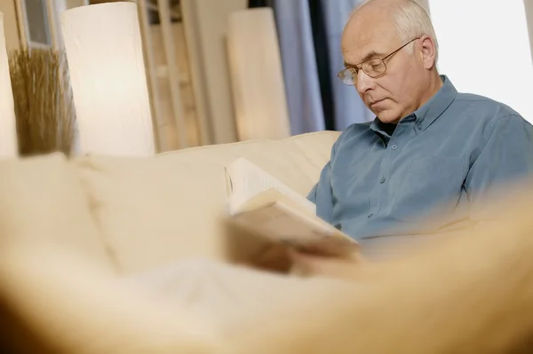 Man leest een boek — Stockfoto