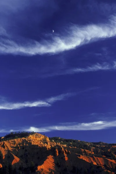 Гора и небо — стоковое фото
