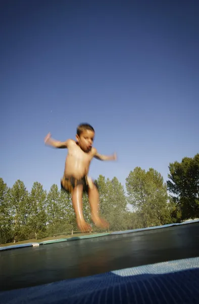 トランポリンの上の子供 — ストック写真