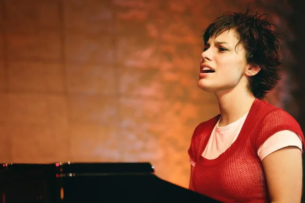 Woman Plays The Piano And Sings — Stock Photo, Image