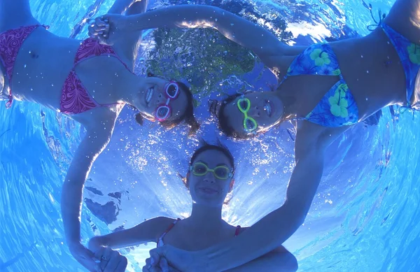 Tre kvinnor i poolen — Stockfoto