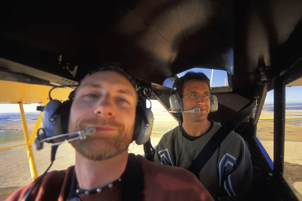 Dois homens voando em um avião — Fotografia de Stock