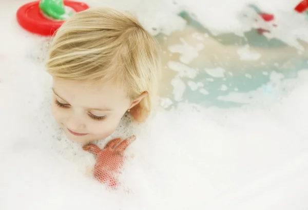 Dziecko w wannie — Zdjęcie stockowe