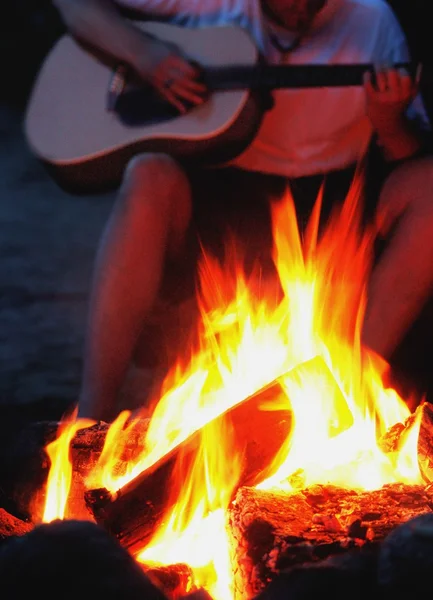 Şenlik ateşi tarafından gitar çalmak — Stok fotoğraf