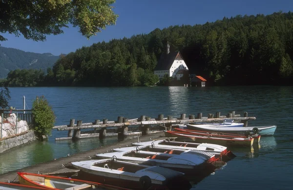 Kleine lakeside harbor — Stockfoto