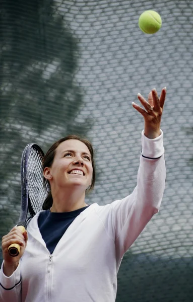 Tenis oynayan bir kadın — Stok fotoğraf
