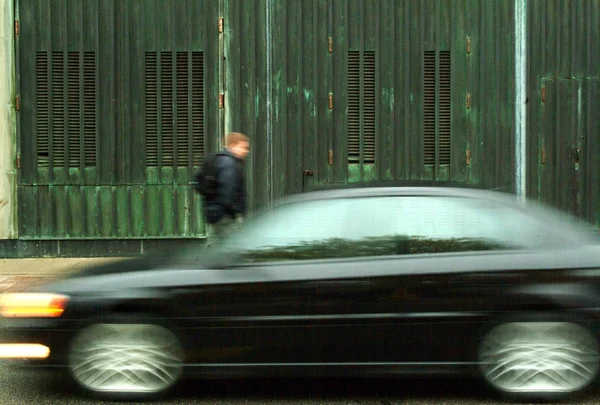 Velocità dell'automobile dalla persona — Foto Stock