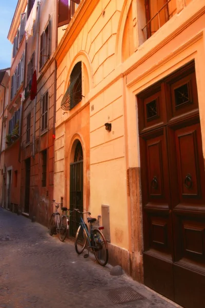 Cyklar på gatan framför byggnader Rom Italien — Stockfoto