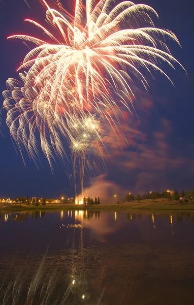Exibição de fogos de artifício no dia do Canadá Sherwood Park Alberta Canada — Fotografia de Stock